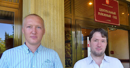 Олег Валов (слева) и Роман Шикарев возле суда Центрального района Сочи, июль 2015 г. Фото Светланы Кравченко для "Кавказского узла"