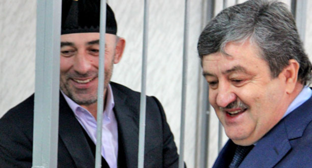Курман-Али Байчоров (слева) и его адвокат Алауди Мусаев в зале суда. Ставропольский край, 2 декабря 2014 г. Фото Магомеда Магомедова для "Кавказского узла"