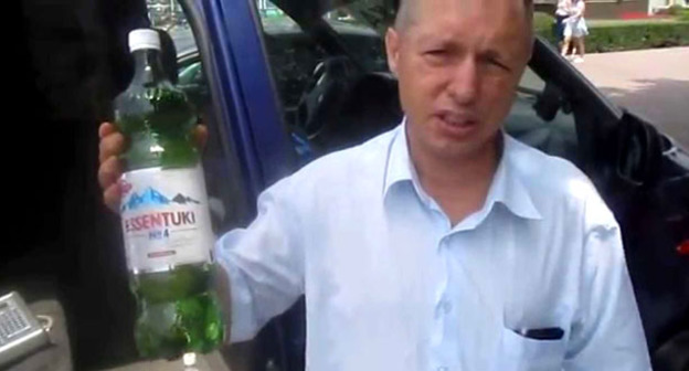 Бывший полицейский Геннадий Ворабьев во время голодовки. Ставрополь, 15 июля 2015 г. Кадр из видео пользователя Алекса Климова http://www.youtube.com/watch?v=YI6fwiCkM44