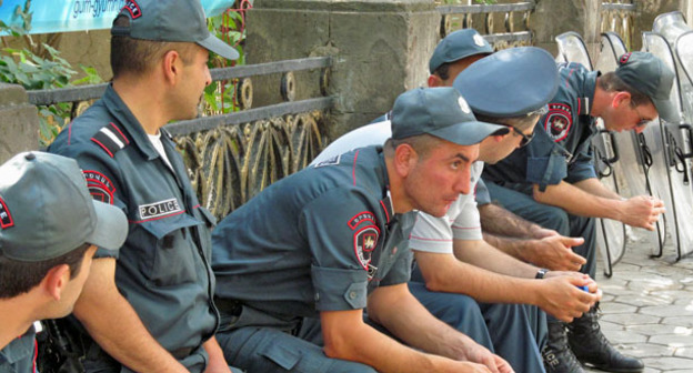 Сотрудники полиции во время акции протеста против подорожания электроэнергии. Ереван, 24 июня 2015 г. Фото Тиграна Петросяна для "Кавказского узла"