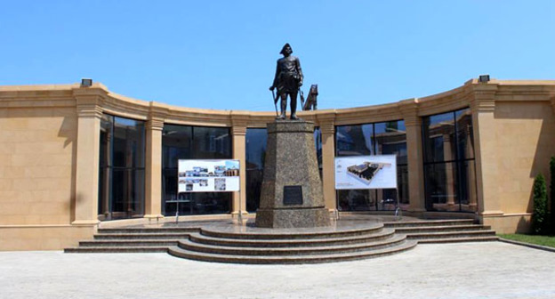 Памятник Петру I перед музейным комплексом в Дербенте. 24 июля 2015 г. Фото Патимат Махмудовой для "Кавказского узла"