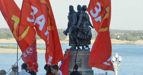 Флаги участников марша. Волгоград, 24 июля 2015 г. Фото Татьяны Филимоновой для "Кавказского узла"