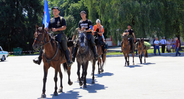 Участники конной экспедиции, посвященной 170-летию Русского географического общества. Нальчик, 21 июля 2015 г. Фото Татьяны Свириденко