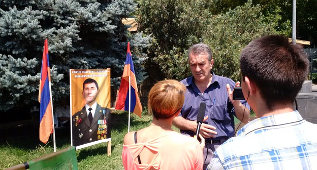 Гагик Саруханян дает интервью журналистам на площади Свободы. Фото Григория Шведова для "Кавказского узла"