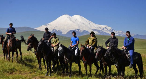 Участники конной экседиции Русского географического общества у подножия Эльбруса, КБР, июль 2015 г. Фото Тенгиза Мокаева