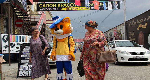 У входа в салон красоты на рынке Беркат в Грознoм. Фото Ахмеда Альдебирова для "Кавказского узла"