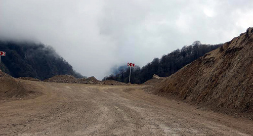 Дорога в Веденском районе Чечни. Фото Ахмеда Альдебирова для "Кавказского узла"