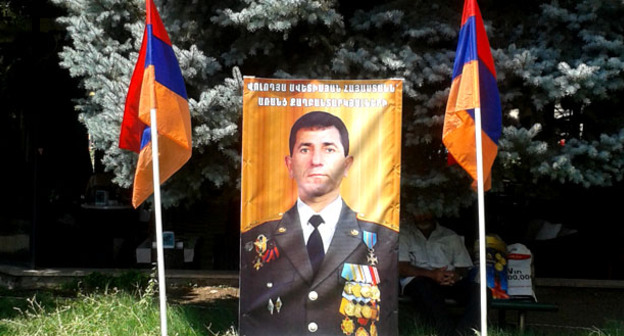 На плакате портрет Володи Аветисяна. Фото Армине Мартиросян для "Кавказского узла"