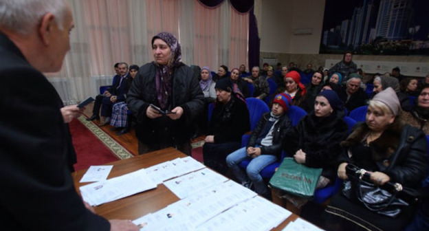 Выдача генетических паспортов родственникам похищенных жителей Чечни. Грозный, март 2015 г. Фото Казбека Вахаева http://www.grozny-inform.ru/news/society/58610/