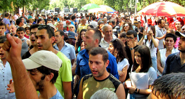 Участники акции протеста против подорожания электроэнергии. Ереван, июль 2015 г. Фото Тиграна Петросяна для "Кавказского узла"