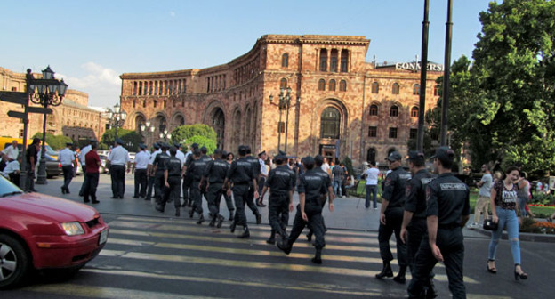 Сотрудники полиции на площади Республики. Ереван, 29 июля 2015 г. Фото Армине Мартиросян для "Кавказского узла"