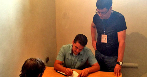 Опрос членами ОНК Ростовской области сокамерника умершего задержанного. Спецприемник Новочеркасска Ростовской области, 31 июля 2015 г. Фото Юрия Блохина