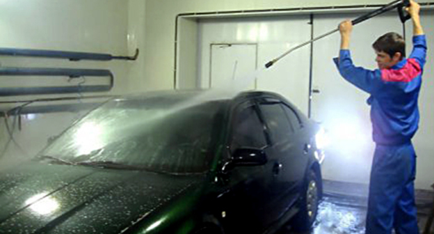 Мойка автомобиля. Фото: http://kmv.gorodskoitelegraf.ru/zhizn/5414-vlasti-ingushetii-zakryli-20-avtomoek-rabotavshih-na-pitevoy-vode.html