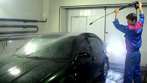 Мойка автомобиля. Фото: http://kmv.gorodskoitelegraf.ru/zhizn/5414-vlasti-ingushetii-zakryli-20-avtomoek-rabotavshih-na-pitevoy-vode.html