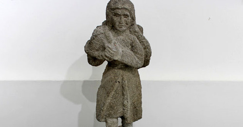 Женщина с ношей из камня. Владикавказ, 15 июля 2015 г. Фото Эммы Марзоевой для "Кавказского узла"