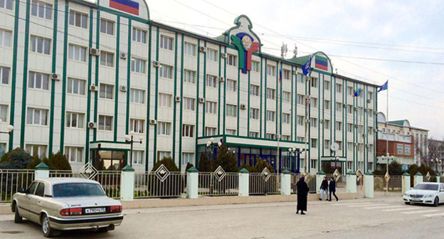 Здание администрации Кизилюртовского района. Фото: http://odnoselchane.ru/?page=photos_of_category&sect=64&com=photogallery