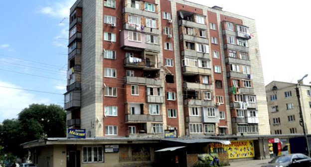 Многоэтажный дом на улице Мусова, 33 в Нальчике, где проходила спецоперация. 6 июля 2015 г. Фото Людмилы Маратовой для "Кавказского узла"