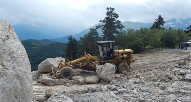 Дорожники Ингушетии расчистили завал на участке автодороги Чми - Таргим после камнепада. 6 августа 2015 г. Фото Татьяны Гантимуровой для "Кавказского узла"