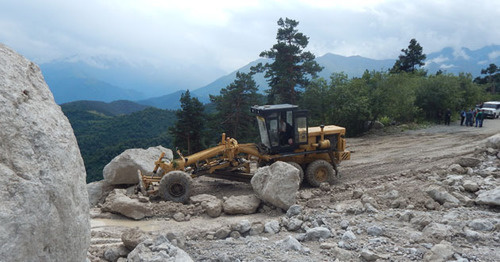 Дорожники Ингушетии расчистили завал на участке автодороги Чми - Таргим после камнепада. 6 августа 2015 г. Фото Татьяны Гантимуровой для "Кавказского узла"