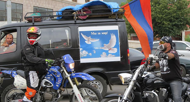 Участники  автомотопробега Москва-Армения-Нагорный Карабах в рамках акции "Мы за мир", посвященная 100-летию геноцида армян в Османской империи в Степанакерте. 8 августа 2015 год.Фото Алвард Григорян для "Кавказского узла"