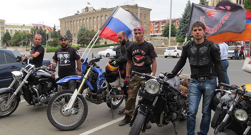 Участники автомотопробега Москва-Армения-Нагорный Карабах в рамках акции "Мы за мир", посвященная 100-летию геноцида армян в Османской империи в Степанакерте. 8 августа 2015 год.Фото Алвард Григорян для "Кавказского узла"