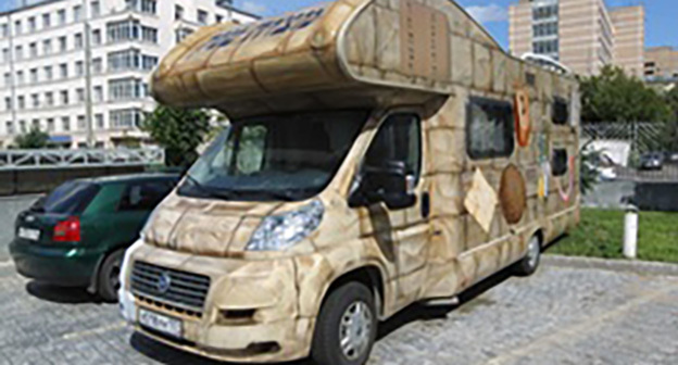 Автомобили четвертой Еврейской этнографической экспедиции. Фото: http://nazaccent.ru/content/tag/мицва-мобили/