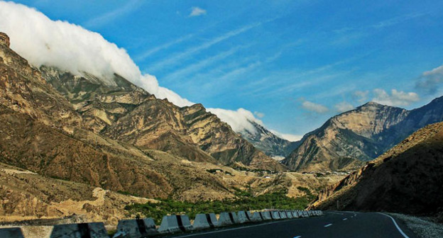 Дорога ведущая в Гимры. Унцукульский район Дагестана Фото: Шамиль Шангереев http://www.odnoselchane.ru/