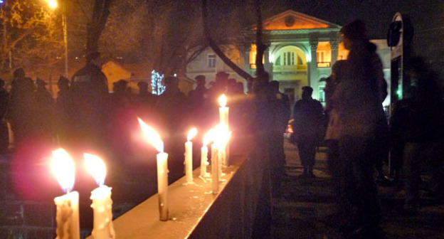 Зажженные свечи в память о расстрелянной семье Аветисянов. Ереван, 14 января 2015 г. Фото Армине Мартиросян для "Кавказского узла"