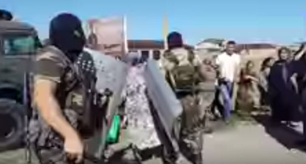 Разгон жителей Коркмаскалы, перекрывшие трассу в Дагестане. 10 августа 2015 г. Кадр из видео пользователя Видео Дагестана http://www.youtube.com/watch?v=2sbsXSLH4Ik