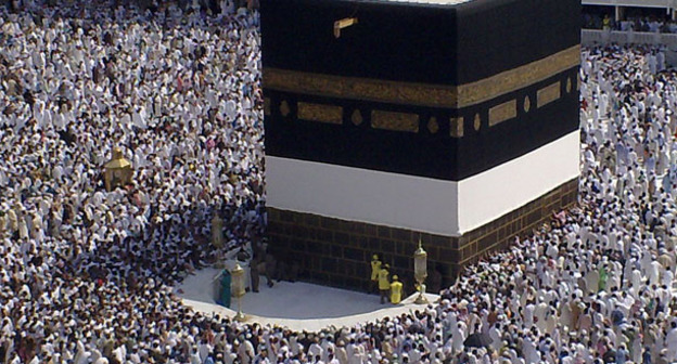 Паломники выполняют обход вокруг Каабы. Фото: Al Jazeera English https://ru.wikipedia.org