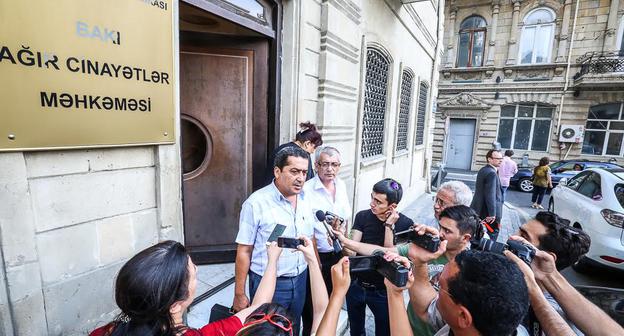 Адвокаты  Эльчин Гамбаров и Афган Маммадов после заседания суда. Фото Азиза Каримова для "Кавказского узла"