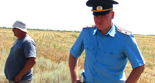 Фермер Владимир Банько, на чьем поле образовался провал и сотрудник МЧС майор Ковылин осмартивают аномальную зону. Фото Вячеслава Ященко Фермер Владимир Банько, на чьем поле образовался провал и сотрудник МЧС майор Ковылин осмартивают аномальную зону. Фото Вячеслава Ященко