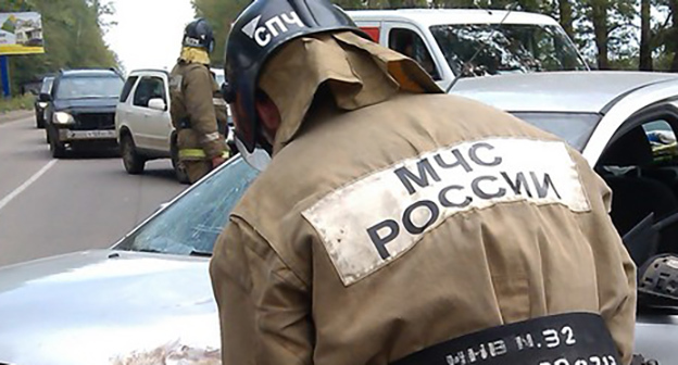 Сотрудник МЧс на месте ДТП. Фото: http://news.29ru.net/video/2013-08-03/