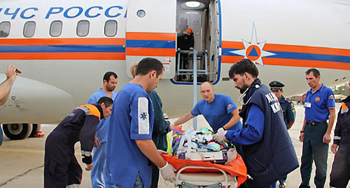 Погрузка раненых на спецборт МЧС России. Фото: http://www.05.mchs.gov.ru/pressroom/news/item/3018899/