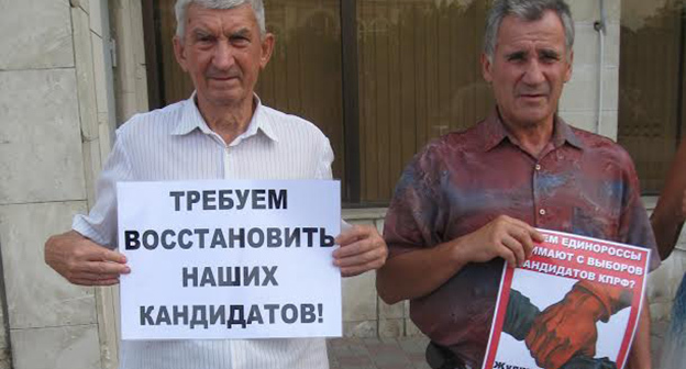 Участники пикета, проведенного жителями Новочеркасска в защиту одного из снятых судом кандидата Александра Попова. Фото Владислава Журавлева