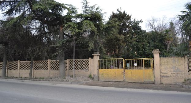 Забор вокруг территории бывших очистных сооружений в Сочи. Фото Светланы Кравченко для "Кавказского узла"