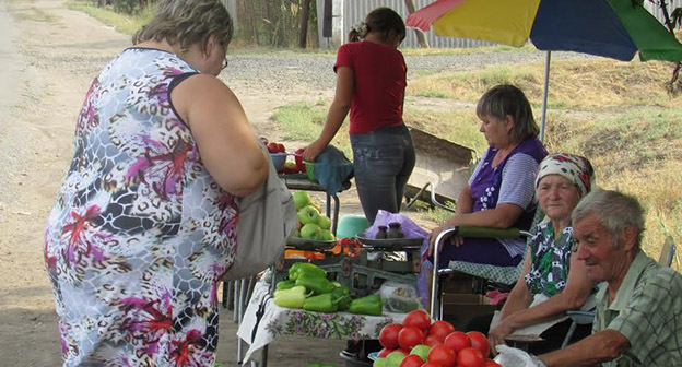 Жители хутора Закутский продают городским дачникам овощи со своих огородов, которые уродились, не смотря на засуху. Фото Вячеслава Ященко для "Кавказского узла"