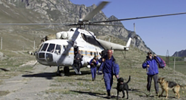 Спасатели в горах. Фото: http://07.mchs.gov.ru/operationalpage/operational/item/3035075/