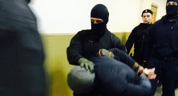 Обвиняемого Анзора Губашева заводят в зал суда. Март 2015 г. Фото Юлии Буславской для "Кавказского узла"