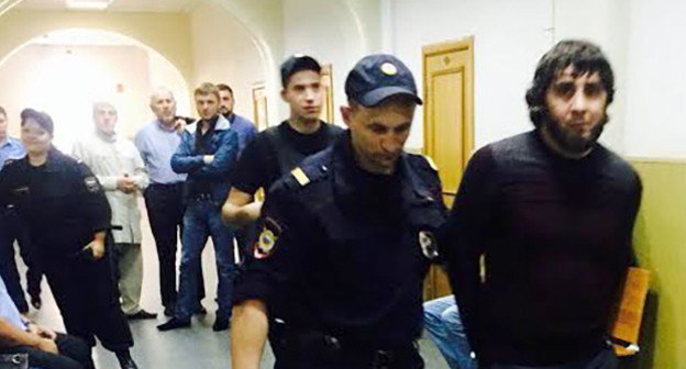 Заур Дадаев конвоируется в зал суда. Фото Юлии Буславской для "Кавказского узла"