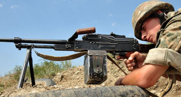 Солдат на передовой. Фото: http://rus.azadliq.mobi/a/26919490.html