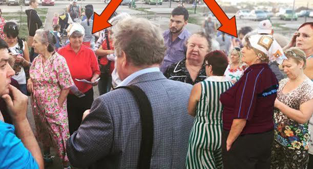 Коллаж встречи депутата Госдумы от КПРФ Сергея Обухова с жителями Краснодара. Фото: https://meduza.io/shapito/2015/08/27/kommunist-pririsoval-lyudey-k-fotootchetu-o-vstreche-s-izbiratelyami?row=2&column=3-3