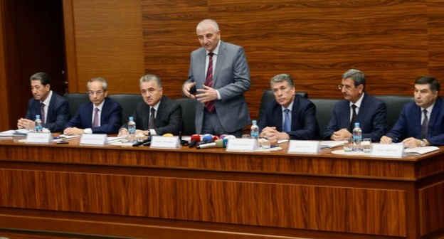 Глава ЦИК Азербайджана Мазахир Панахов выступает на совещании с председателями окружных избирательных комиссий. Фото: http://www.msk.gov.az/az/qalereya/media_details/18