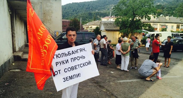 Дмитрий Печинский на сходе граждан на КСМ. Фото Светланы Кравчкенко