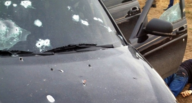 Автомобиль со следами от пуль. Фото: http://nac.gov.ru/nakmessage/2015/08/26/v-dagestane-neitralizovany-glavar-i-dva-bandita-iz-tn-makhachkalinskoi-bandy.html
