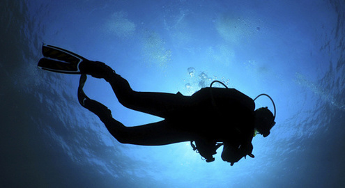 Дайвер под водой. Фото: http://vitaportal.ru/vse-bolezni/kessonnaya-bolezn-prichiny-simptomy-lechenie.html