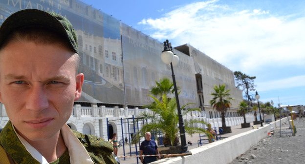 Военнослужащий возле муниципального пляжа в Сочи. Август 2015 г. Фото Светланы Кравченко для "Кавказского узла"