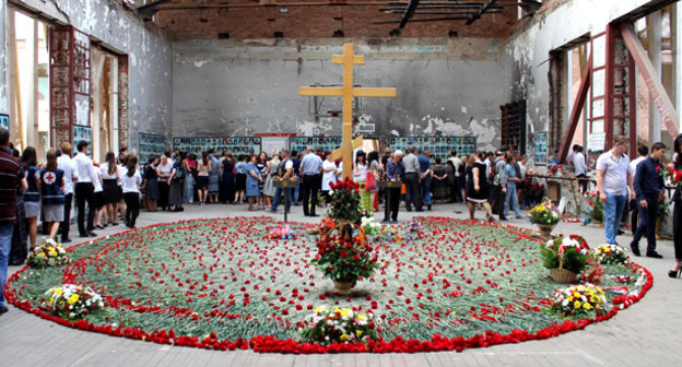 Божественная литургия в спортзале школы № 1. Фото Эммы Марзоевой