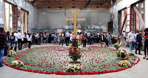 Божественная литургия в спортзале школы № 1. Фото Эммы Марзоевой