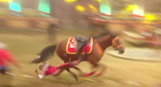 Выступление артистки конного шоу "Кубанские казаки". Абрау-Дюрсо, Краснодарский край, 30 августа 2015 г.
Фото: скриншот с сайта youtube.com